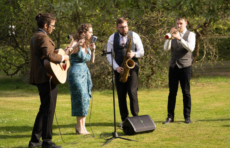 The Vintage Strollers, roaming acoustic band to hire for wedding receptions and corporate events